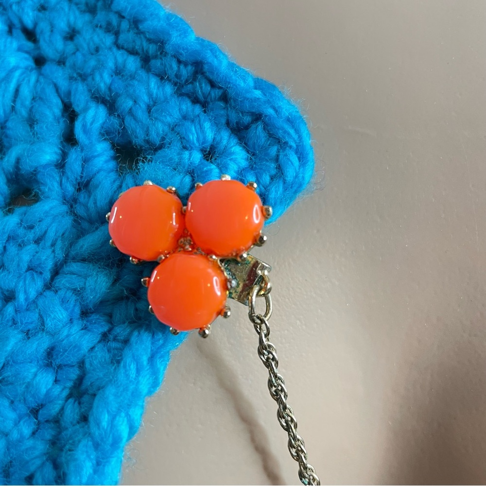Vintage sweater clip coral colored flower chain retro sweater guard cardigan - Picture 2 of 5